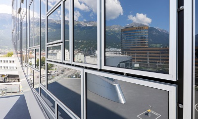 Aluminium-Glas-Fassade des P2 Tower in Innsbruck mit SX3 montiert